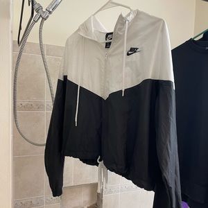 Nike womens black and white wind breaker size Large